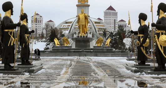 Turkmenistan: golden staue of the first Turkmen president