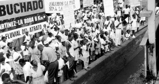 Inhabitants of the community of Buchadó in the Medio Atrato region demonstrating for the right to live in peace and for their right not to be drawn into the conflict.