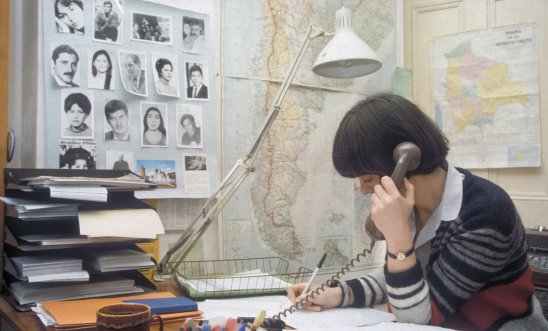 Telefundraising employee at Amnesty International on the phone